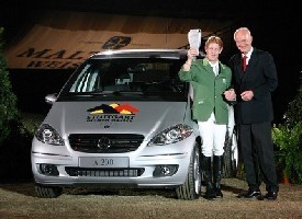 Markus Ehning contemplado com um Mercedes A 200...