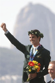 Rodrigo Pessoa recebe a medalha de Ouro
