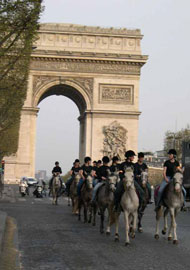 Protesto a cavalo pelas ruas de Paris...