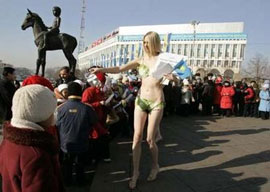 Vegetarianas usam biquini de alface em campanha no Cazaquistão...
