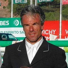 Jo&atilde;o Chuva galadoardo pela terceira vez com o Trof&eacute;u JUMP-OFF