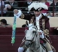 Ant&oacute;nio Ribeiro Telles em ombros em noite de anivers&aacute;rio
