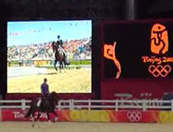 PEQUIM 2008: Ecrã de televisão gigante assusta cavalos