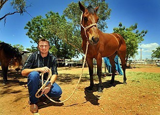 10 Pol&iacute;cias prendem homem a montar sob o efeito de &aacute;lcool