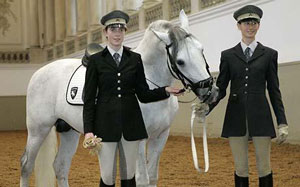 British teenager is first woman student at Spanish Riding School