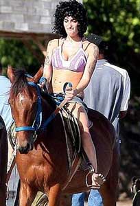 Amy Winehouse foi vista a montar em Santa Lúcia...