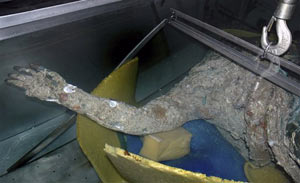 Estátua antiga de cavaleiro pescada do fundo do mar