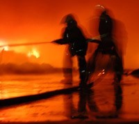 Cavaleiros salvam cami&atilde;o de cavalos em chamas