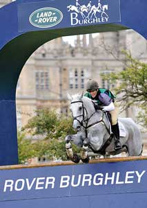 F&atilde;s em Burghley fogem aterrorizados por um tractor