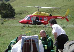 Cavaleira ferida ap&oacute;s o seu cavalo ter colapsado e morrido enquanto montava