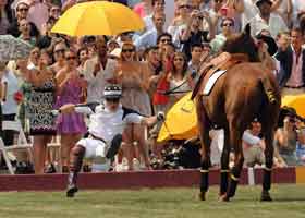 Harry prega susto em jogo de polo