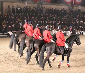 Moncler abre desfile de moda com cavaleiros montados
