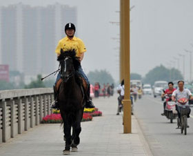 China Equestrians: Let's ride a horse to work