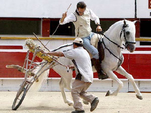 Gaston Santos sofre percal&ccedil;o durante treino