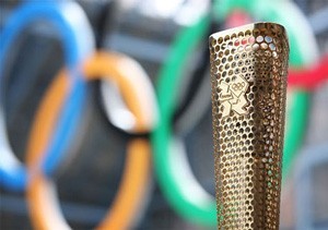 Portugueses carregam a tocha olímpica até Londres