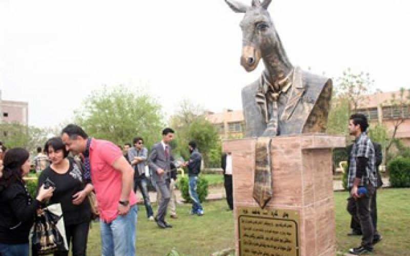 Cidade iraquiana tem estátua de burro com gravata