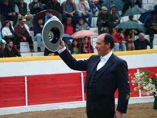 Maestro Paulo Caetano deixa aficionados ao rubro em Vila Vi&ccedil;osa
