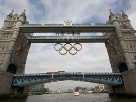 Londres instala na Tower Bridge anéis olímpicos (video)