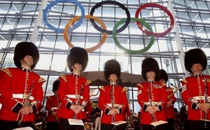 Anéis olímpicos gigantes no aeroporto de Heathrow