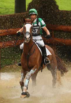 Mary King perde Apache Sauce (vídeo)