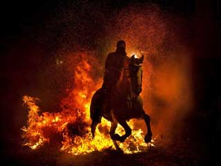 Centenas a cavalo saltaram as chamas em Pinares