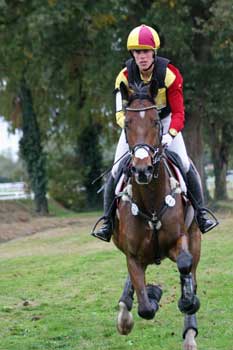 Merel Blom e cami&atilde;o com 4 cavalos bloqueados por nev&otilde;es excepcionais