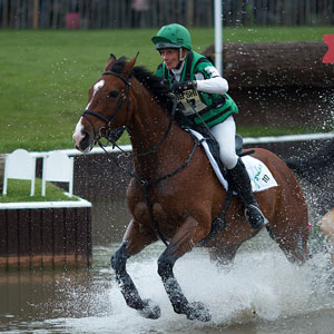 Mary King sofre queda rotacional