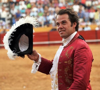 Monumental triunfo de João Moura Caetano em Santarém (vídeo)