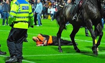 «Steward» atropelado por cavalo no jogo Preston versus Liverpool (vídeo)