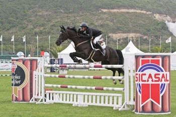 Ricardo Gil Santos salta para a vitória no Vimeiro