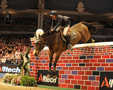 Luca Moneta leaps Puissance wall (2,18m) at Olympia