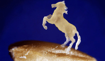 Anatoli Konenko talha estatueta de cavalo em gr&atilde;o de aveia