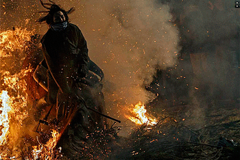 Amazona a cavalo desafia o fogo em festa ancestral e cai numa fogueira em Espanha (v&iacute;deo)