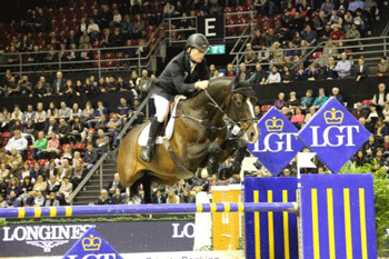 Rolf-G&ouml;ran Bengtsson salta para a vit&oacute;ria no Grande Pr&eacute;mio Longines