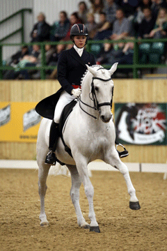 Becky Edwards brilha com Lusitano Ufano em Inglaterra