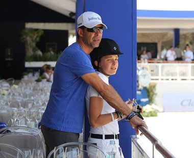 Doda feliz com a família que construiu ao lado de Athina