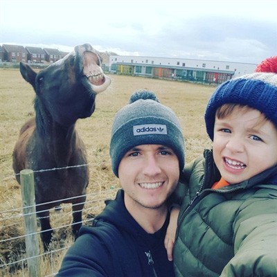 Proprietária exige recompensa por selfie tirada com o seu cavalo