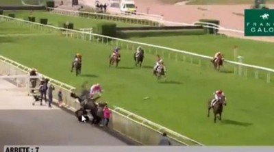 Cavalo cai sobre a vedação durante corrida em França (VÍDEO)